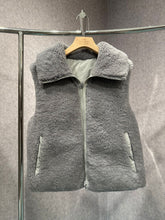 Load image into Gallery viewer, Vest Technical Fabric/Lamb  - Sirocco
